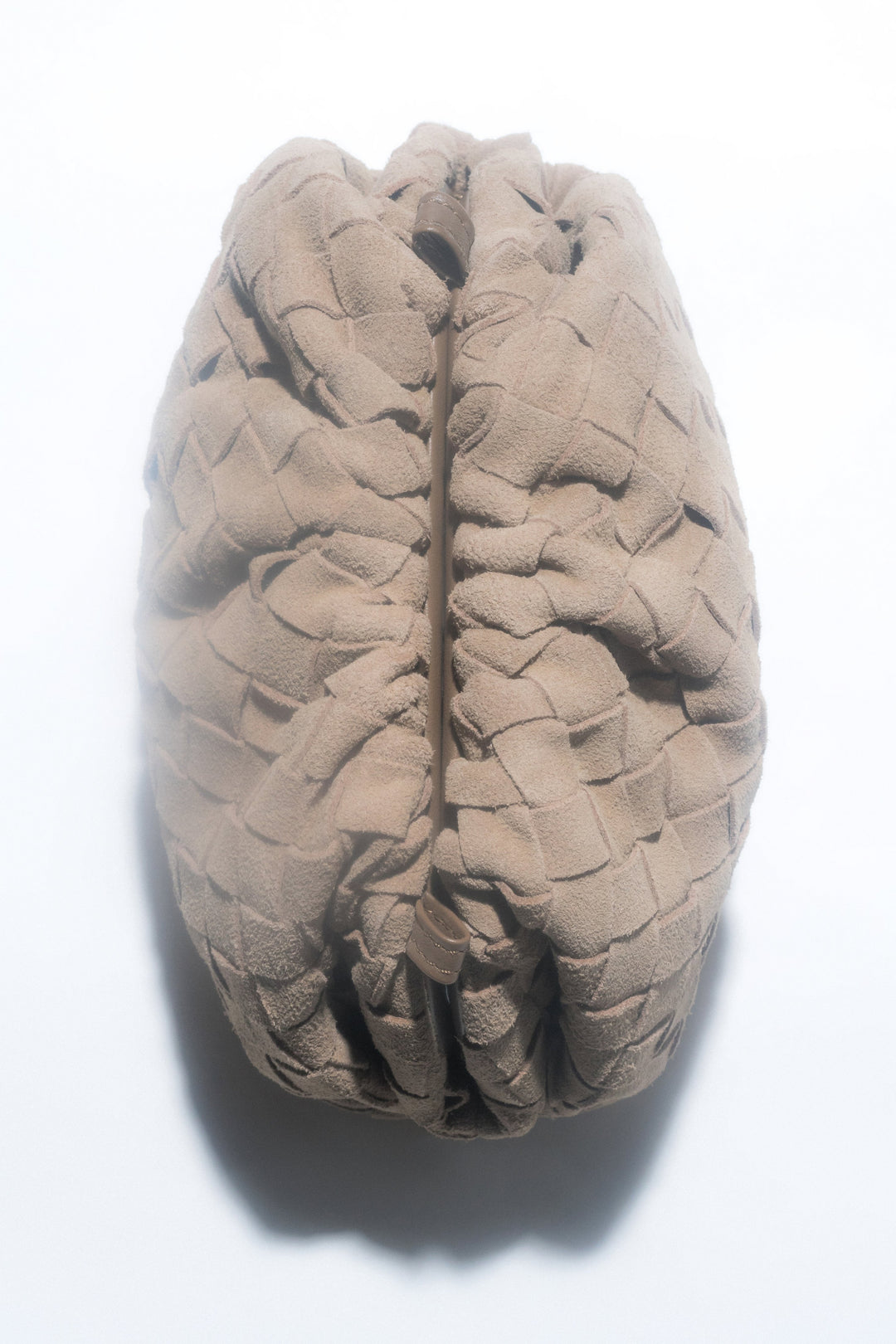 Mała beżowa torebka damska typu worek z weluru naturalnego Estro ER00118998.