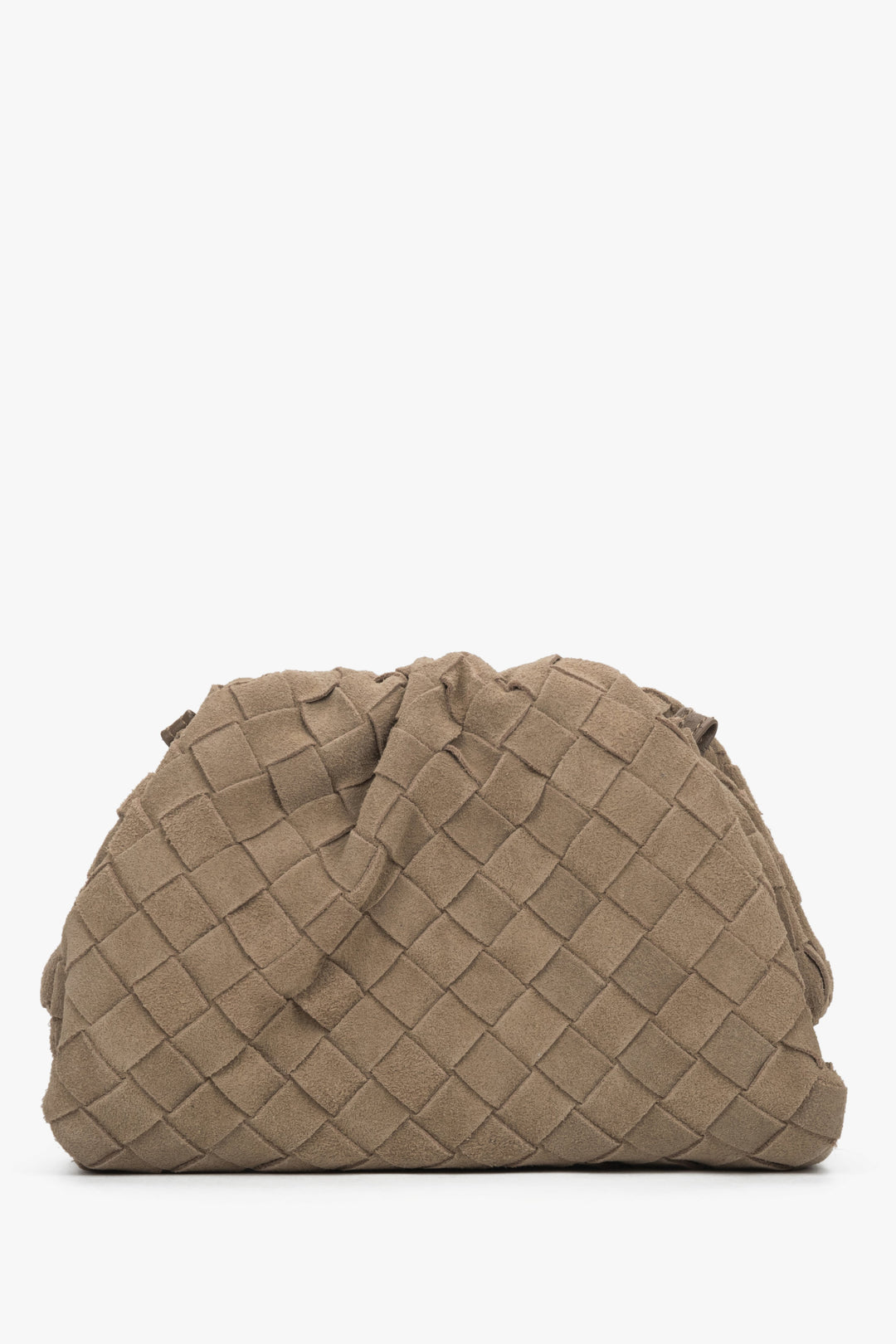 Mała, beżowa torebka damska typu worek z weluru naturalnego.
