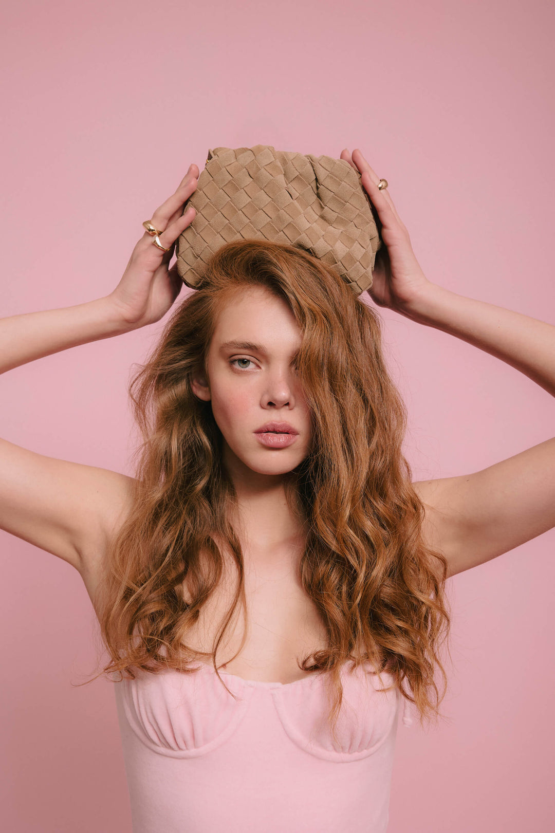 Mała beżowa torebka damska typu worek z weluru naturalnego Estro ER00118998.