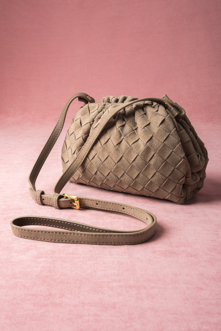 Mała beżowa torebka damska typu worek z weluru naturalnego Estro ER00118998