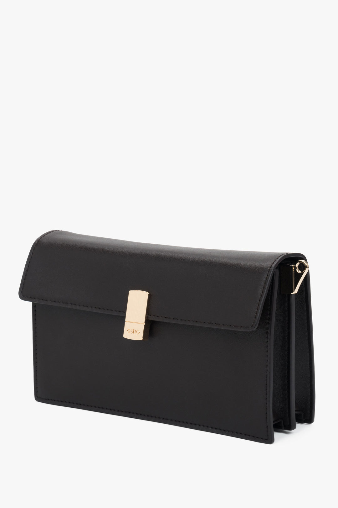 Mała ciemnobrązowa torebka na ramię ze skóry naturalnej ze stylowymi złotymi okuciami.