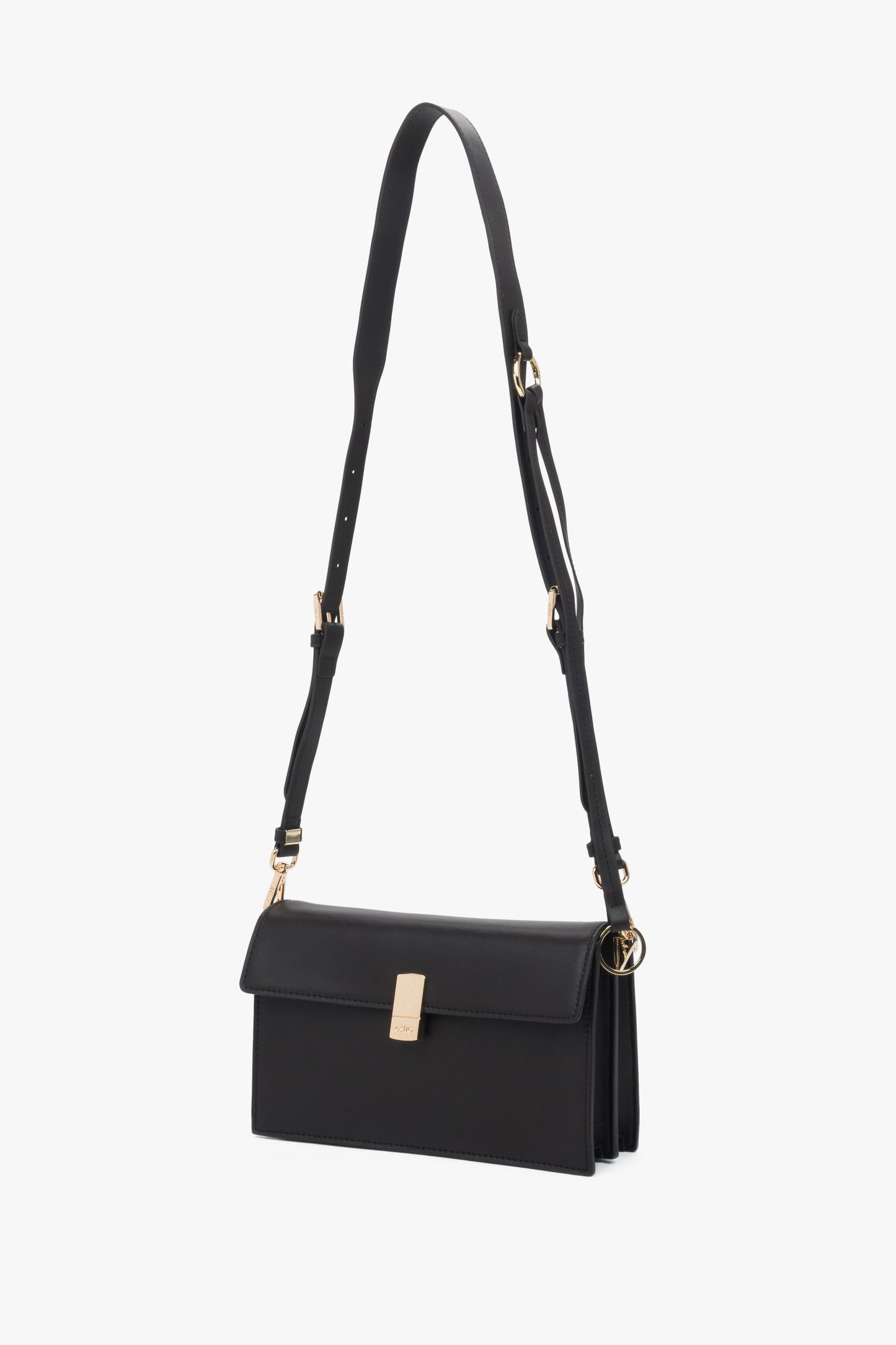 Stylowa ciemnobrązowa torebka na ramię ze skóry naturalnej z subtelnymi złotymi detalami.