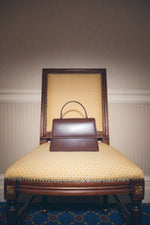 Mała ciemnobrązowa torebka damska typu kuferek ze skóry naturalnej Estro ER00116854.