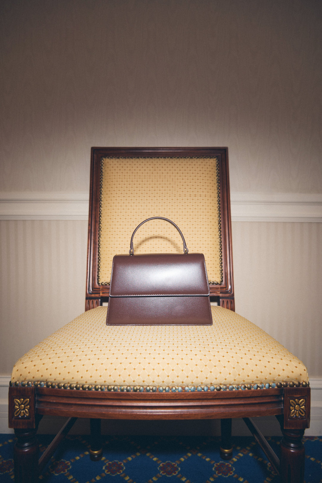 Mała ciemnobrązowa torebka damska typu kuferek ze skóry naturalnej Estro ER00116854.