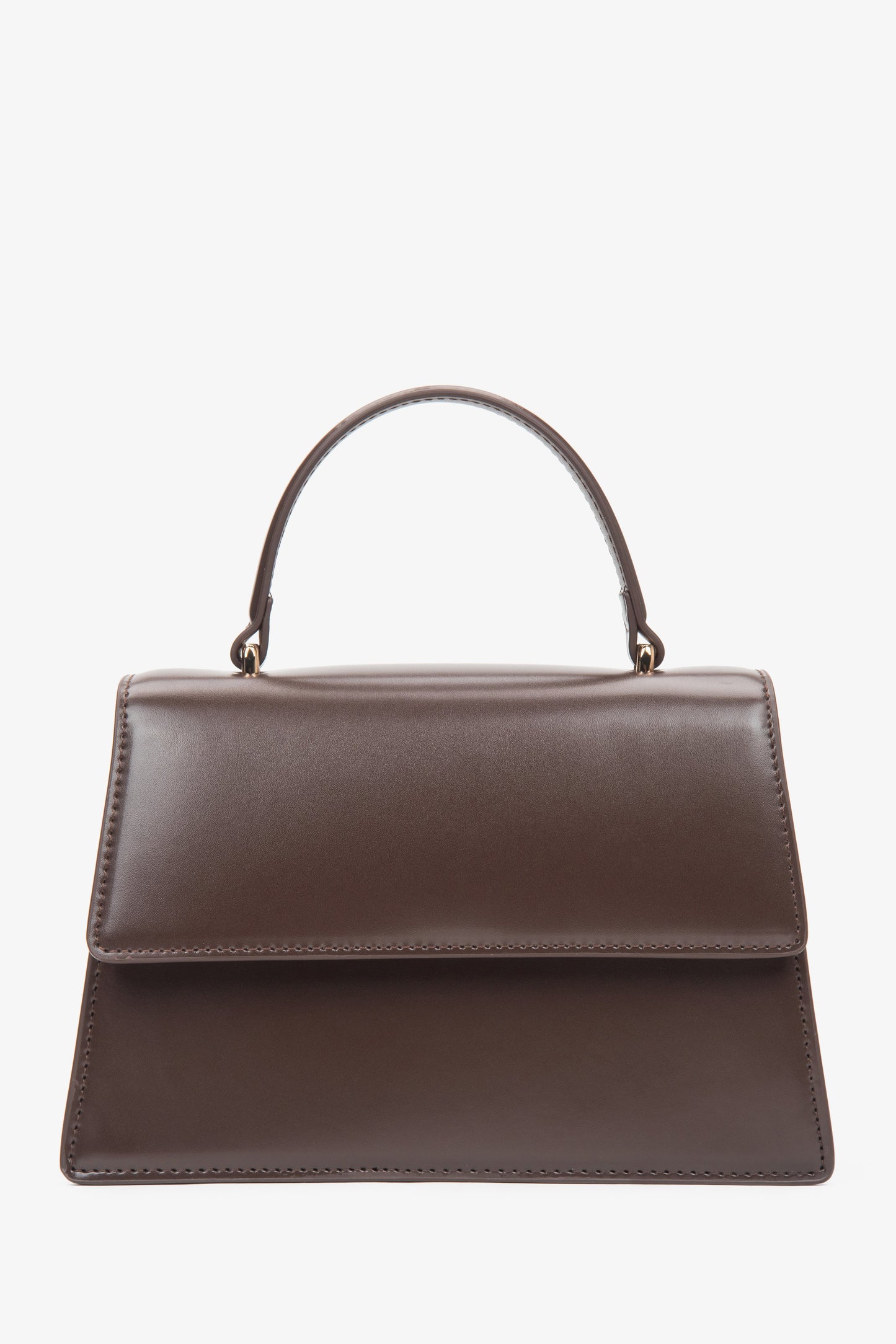 Mała, ciemnobrązowa torebka damska typu kuferek ze skóry naturalnej.