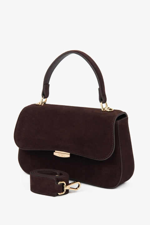 Mała, ciemnobrązowa torebka damska typu kuferek z weluru naturalnego.