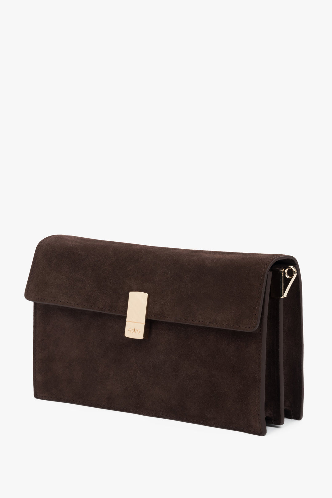 Mała ciemnobrązowa torebka na ramię z weluru ze stylowymi złotymi okuciami.