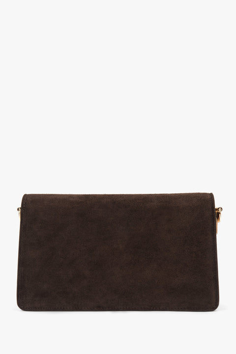 Mała, ciemnobrązowa torebka damska na ramię z weluru naturalnego.