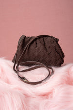 Mała ciemnobrązowa torebka damska typu worek z weluru naturalnego Estro ER00118997