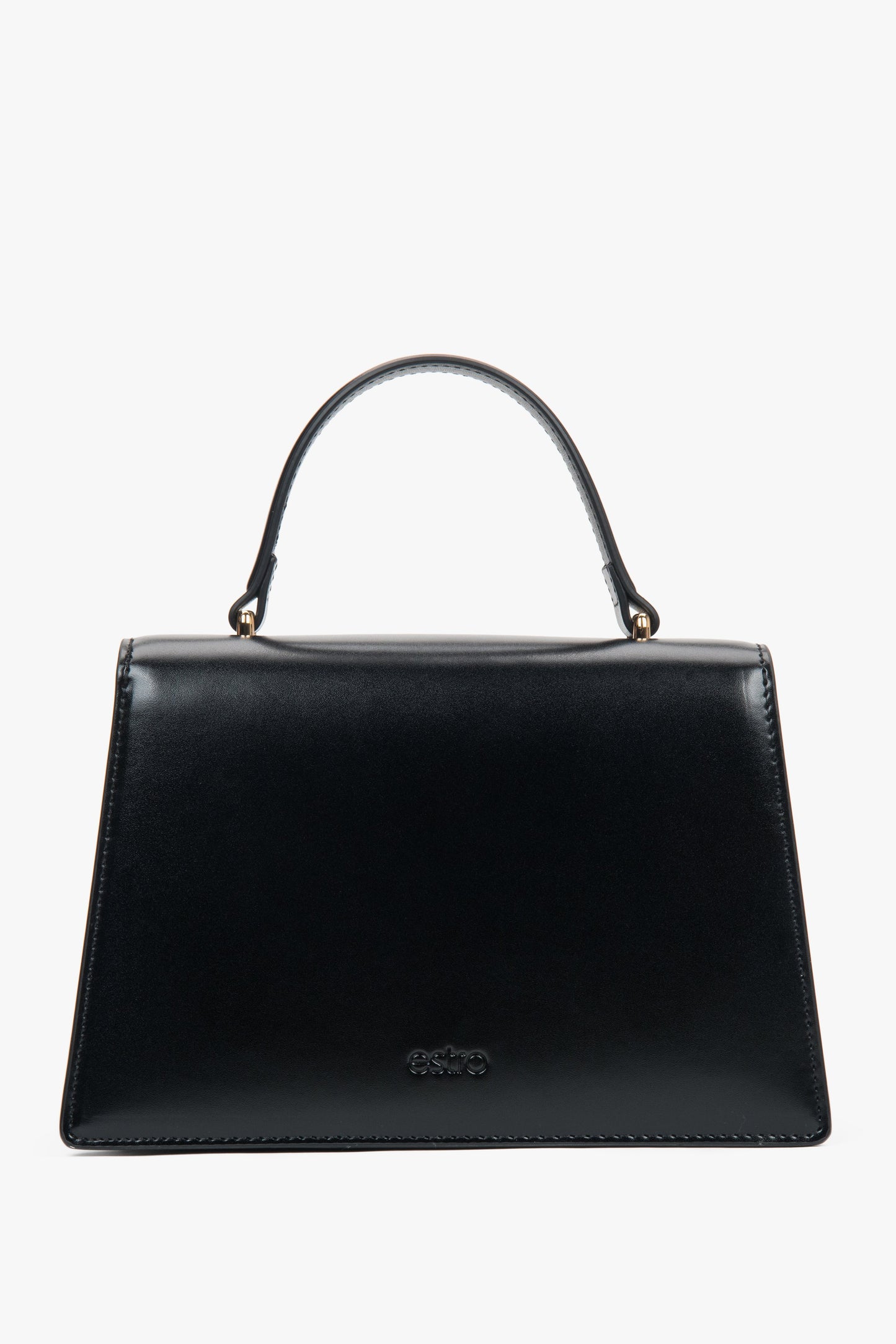 Mała, czarna torebka damska typu kuferek ze skóry naturalnej.