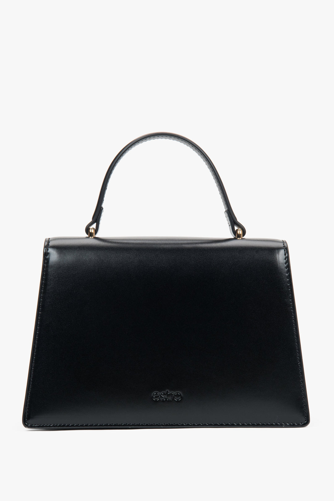 Mała, czarna torebka damska typu kuferek ze skóry naturalnej.