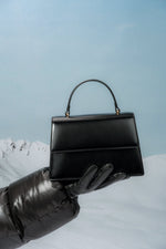 Mała czarna torebka damska typu kuferek ze skóry naturalnej Estro.