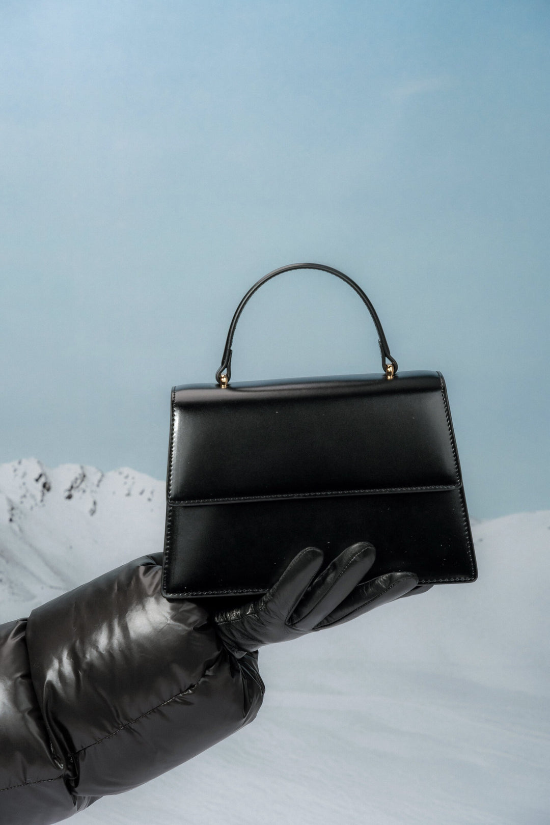 Mała czarna torebka damska typu kuferek ze skóry naturalnej Estro.