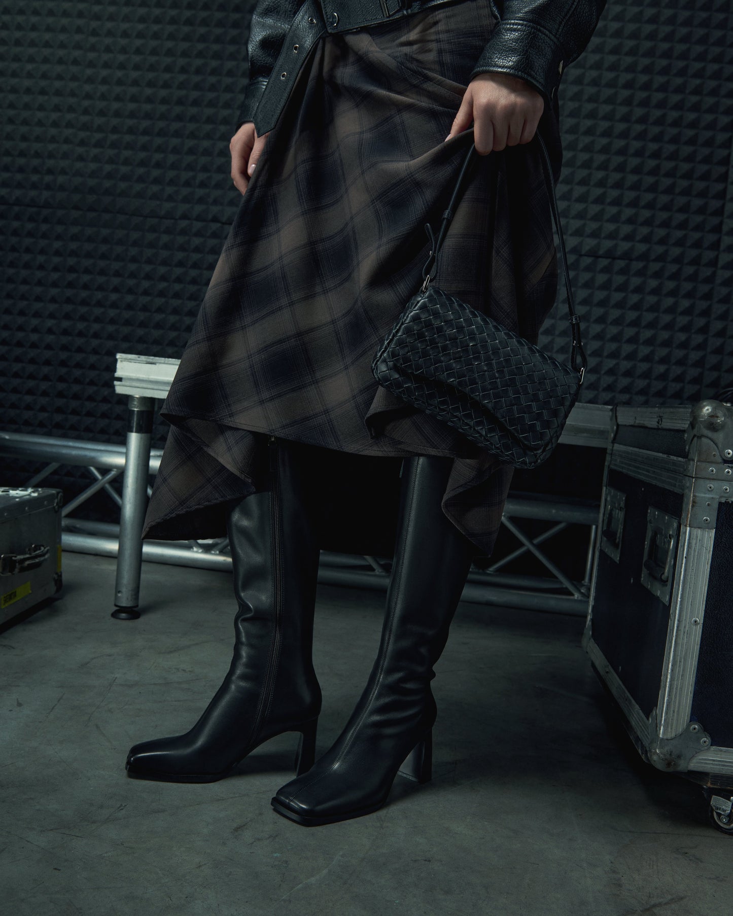 Mała czarna torebka damska na ramię z plecionej skóry naturalnej Estro.