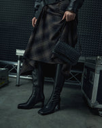 Mała czarna torebka damska na ramię z plecionej skóry naturalnej Estro.