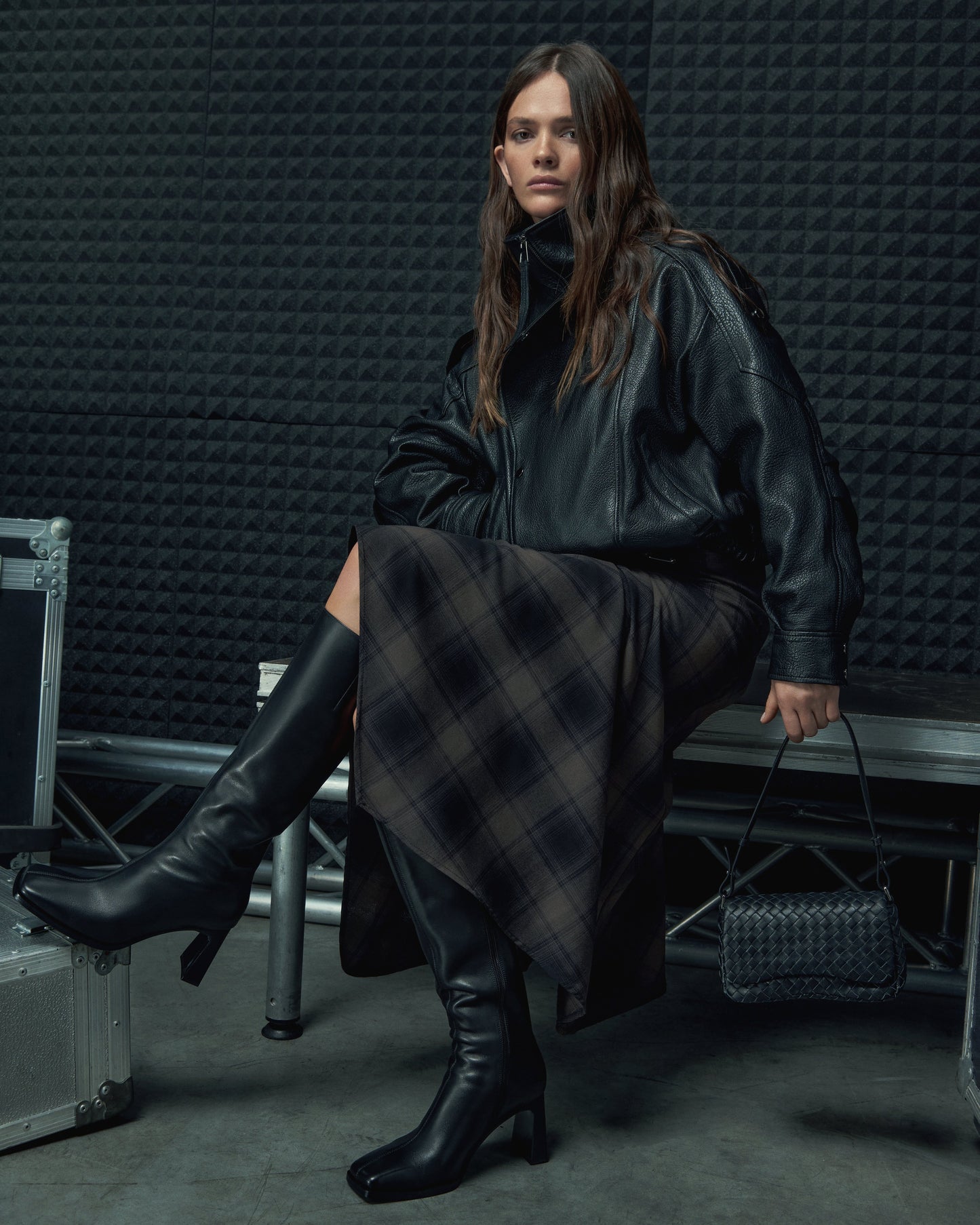 Torebka damska na ramię, mała, czarna, z plecionej skóry naturalnej, Estro.