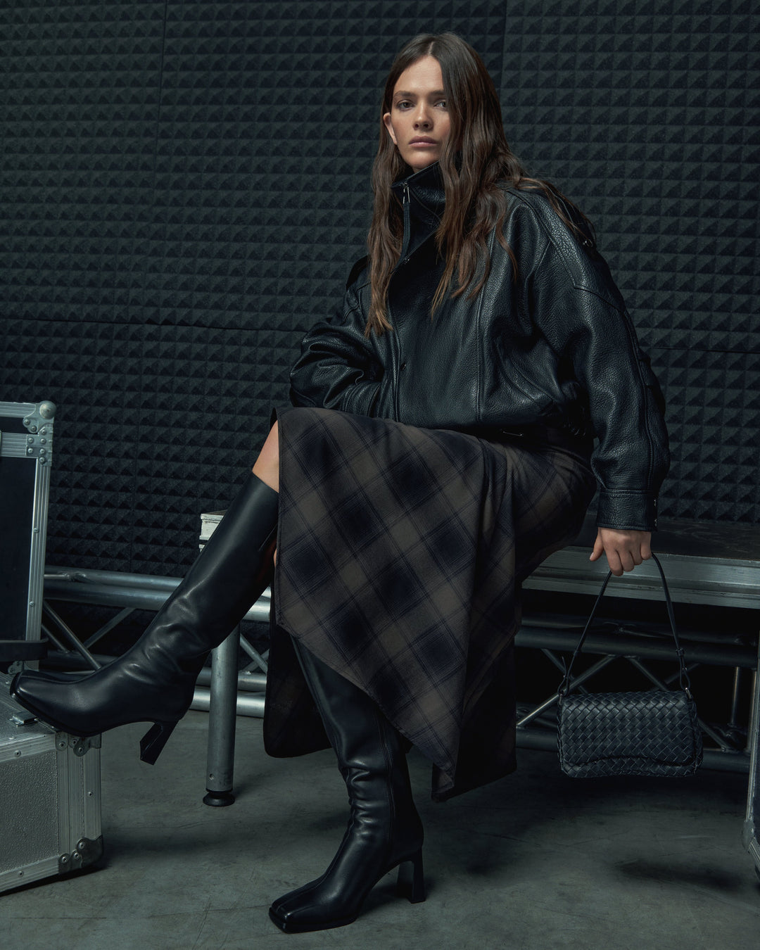 Torebka damska na ramię, mała, czarna, z plecionej skóry naturalnej, Estro.