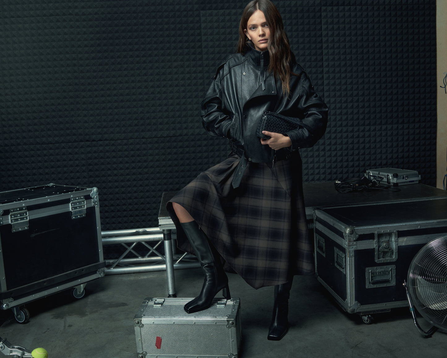 Mała, czarna torebka damska na ramię Estro, z plecionej skóry naturalnej.