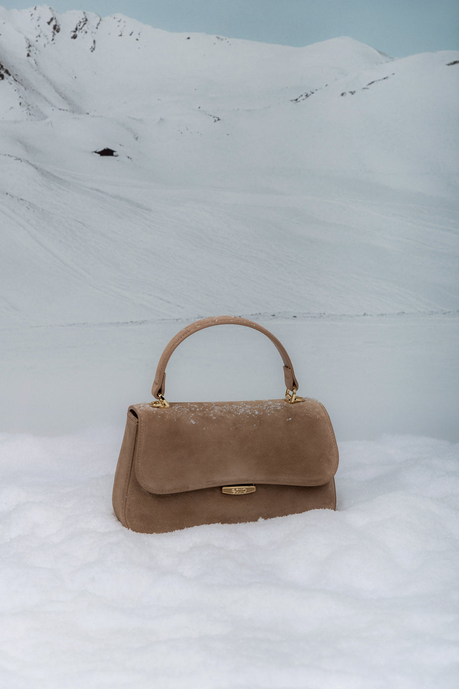 Mała jasnobrązowa torebka damska typu kuferek z weluru naturalnego Estro ER00118723.