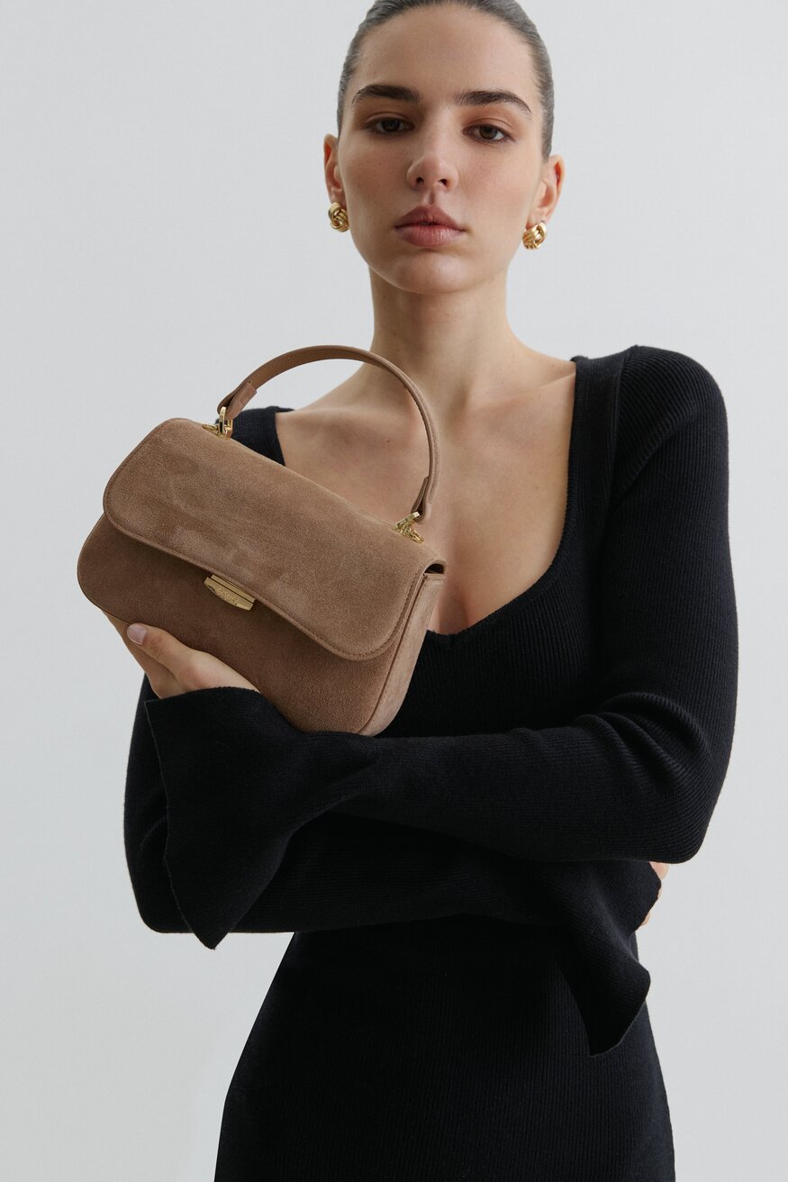 Mała jasnobrązowa torebka damska typu kuferek z weluru naturalnego Estro ER00118723