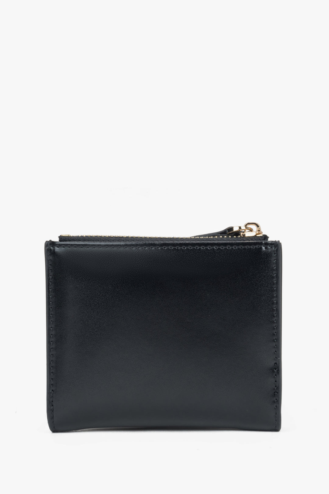 Mały czarny portfel damski ze skóry naturalnej.
