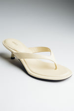Masełkowe japonki damskie ze skóry naturalnej na obcasie typu kitten heel Estro ER00119341.