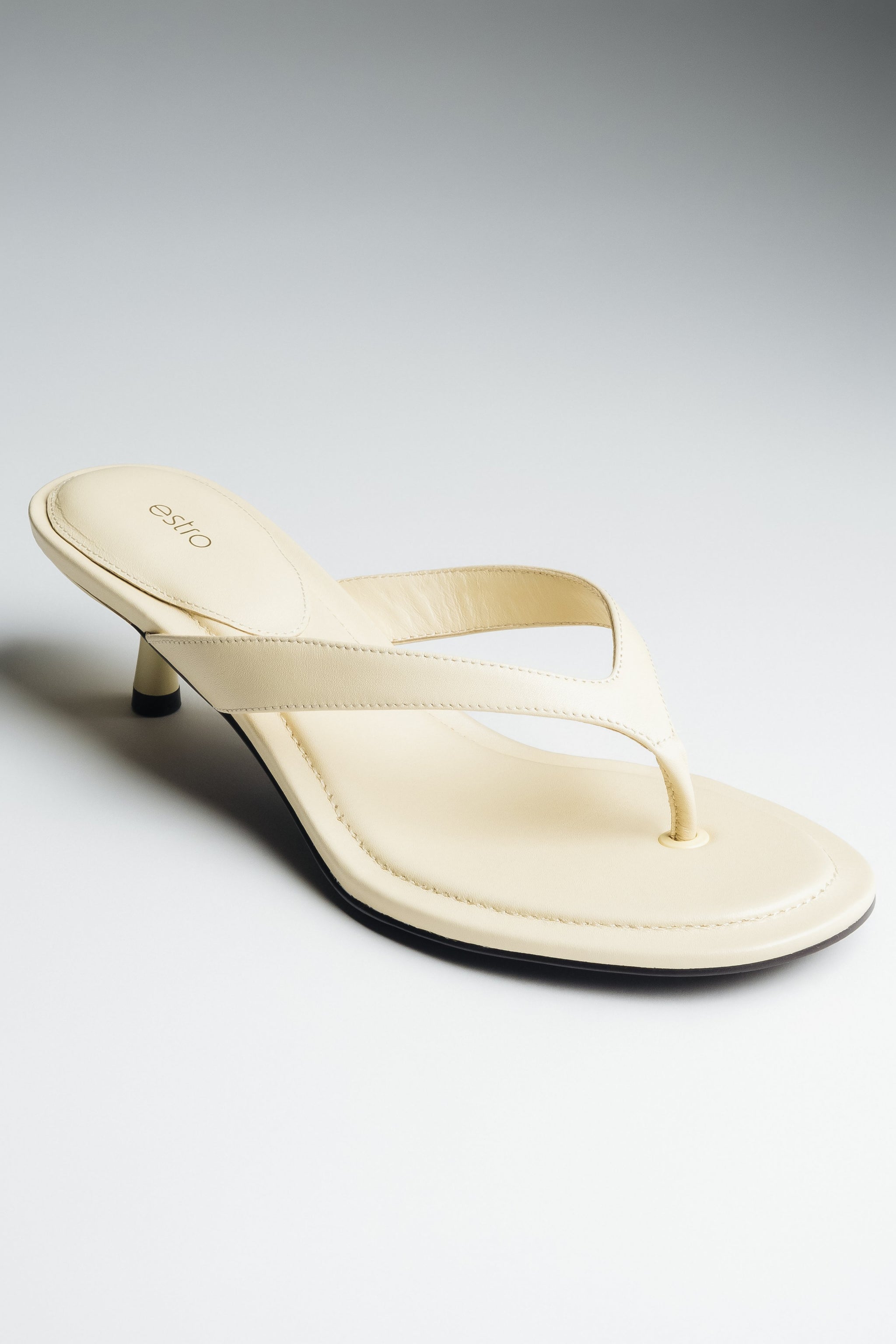 Masełkowe japonki damskie ze skóry naturalnej na obcasie typu kitten heel Estro ER00119341.