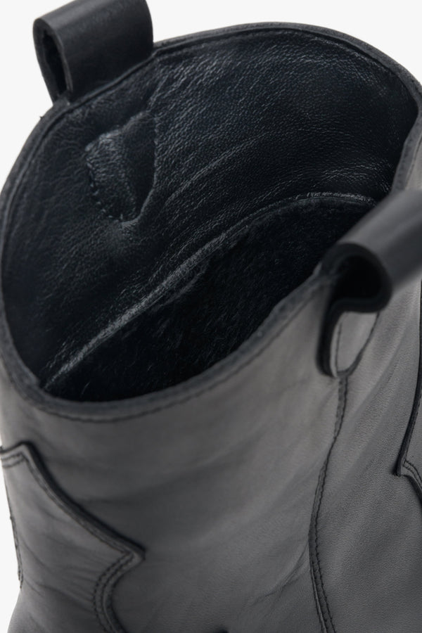 Czarne kowbojki damskie Estro ze skóry naturalnej - zbliżenie na wnętrze buta.