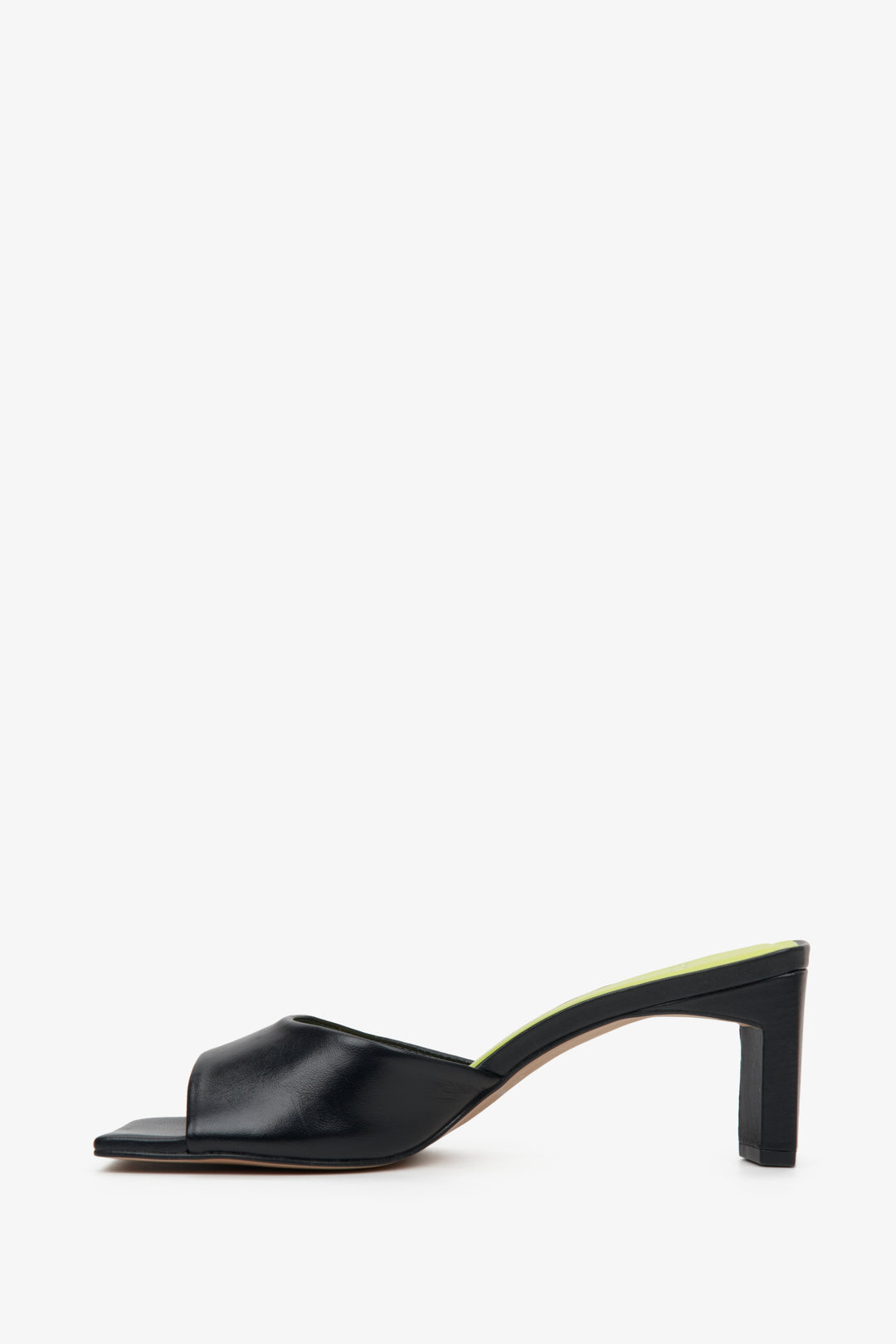 Eleganckie klapki damskie z włoskiej skóry naturalnej w kolorze czarnym marki Estro - profil buta.
