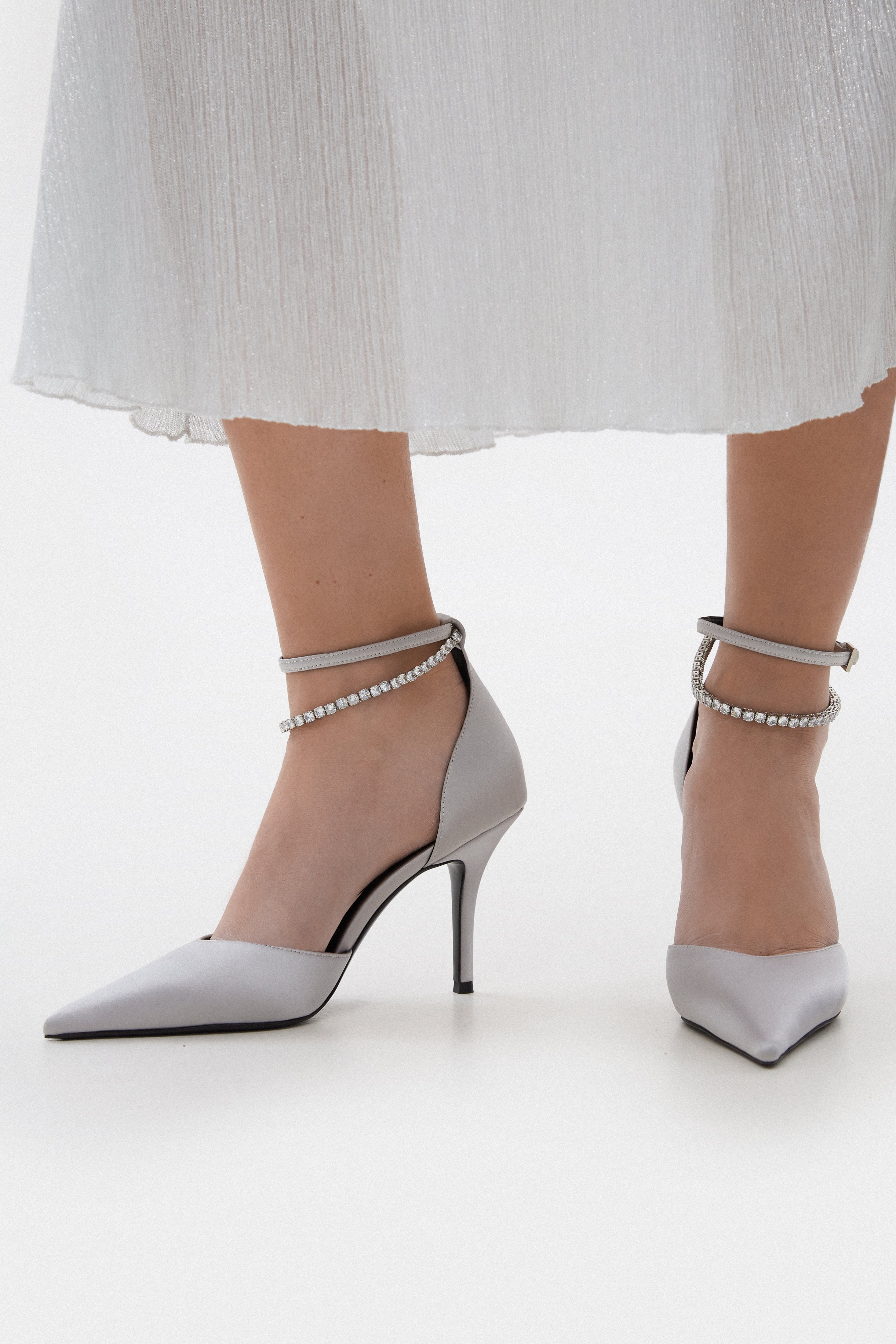 Szare czółenka damskie w szpic z kryształkami Estro X MustHave - prezentacja na modelce.