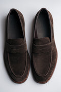 Miękkie ciemnobrązowe loafersy męskie z weluru naturalnego Estro ER00119039.