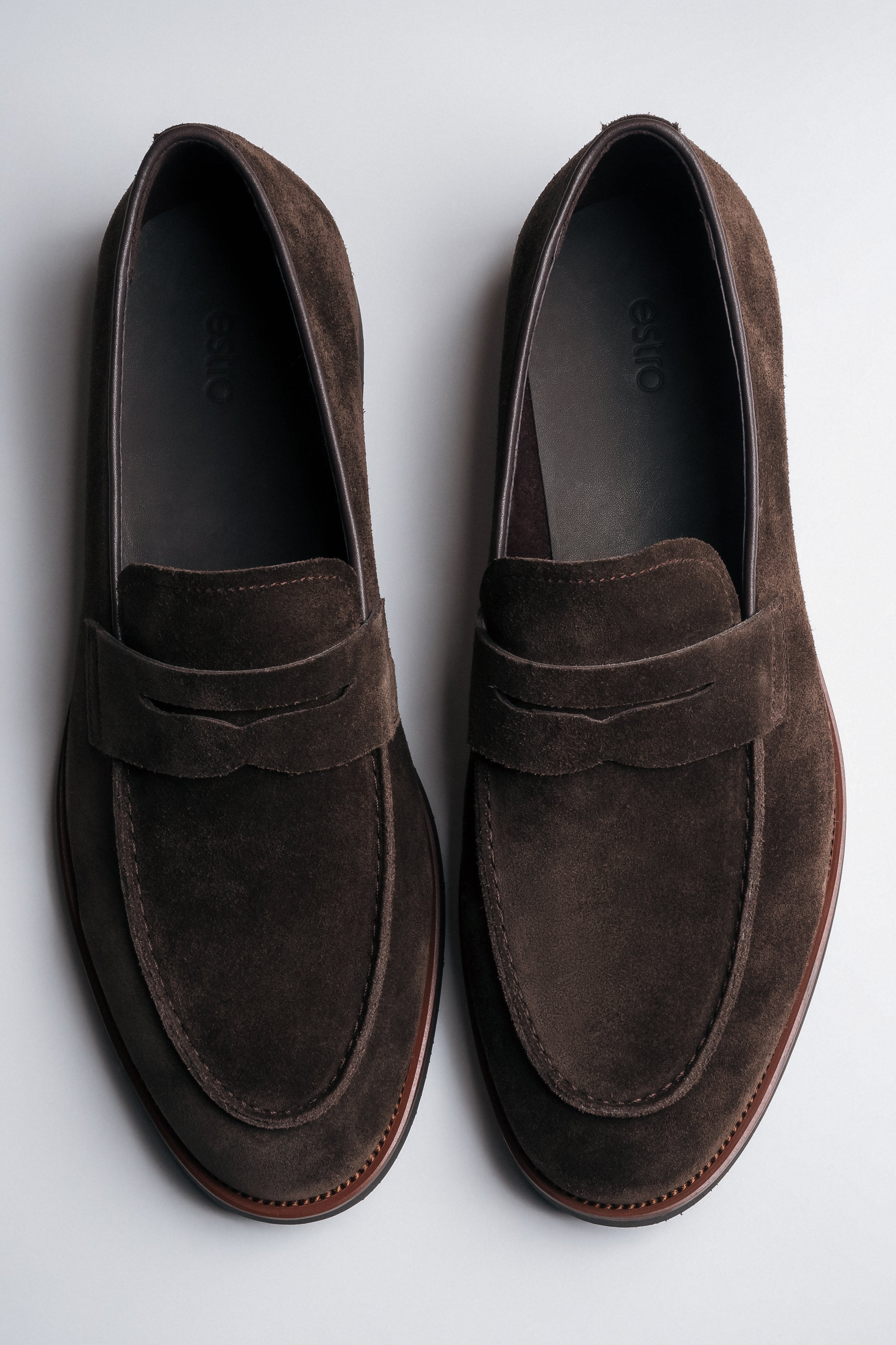 Miękkie ciemnobrązowe loafersy męskie z weluru naturalnego Estro ER00119039.