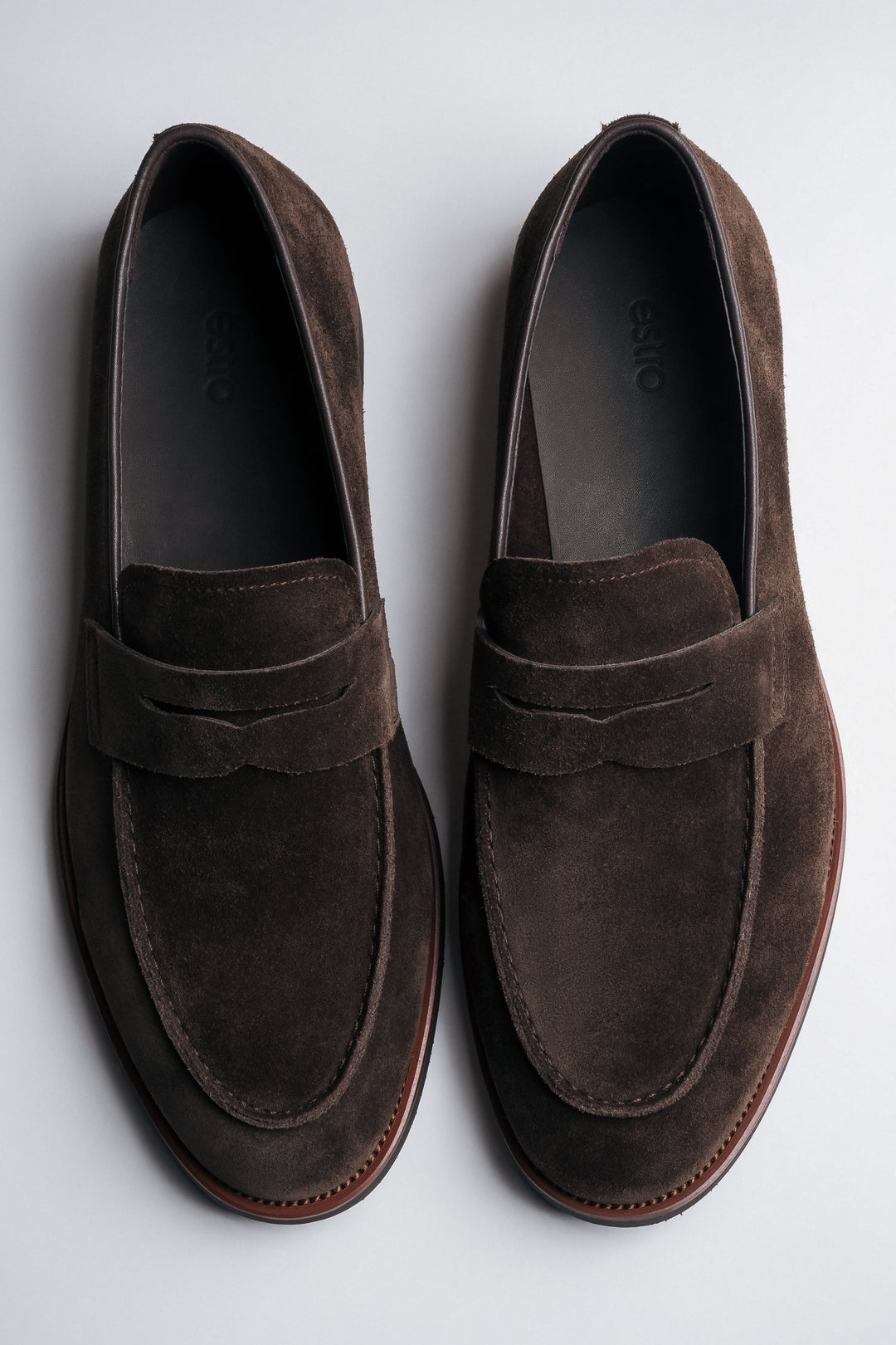 Miękkie ciemnobrązowe loafersy męskie z weluru naturalnego Estro ER00119039.