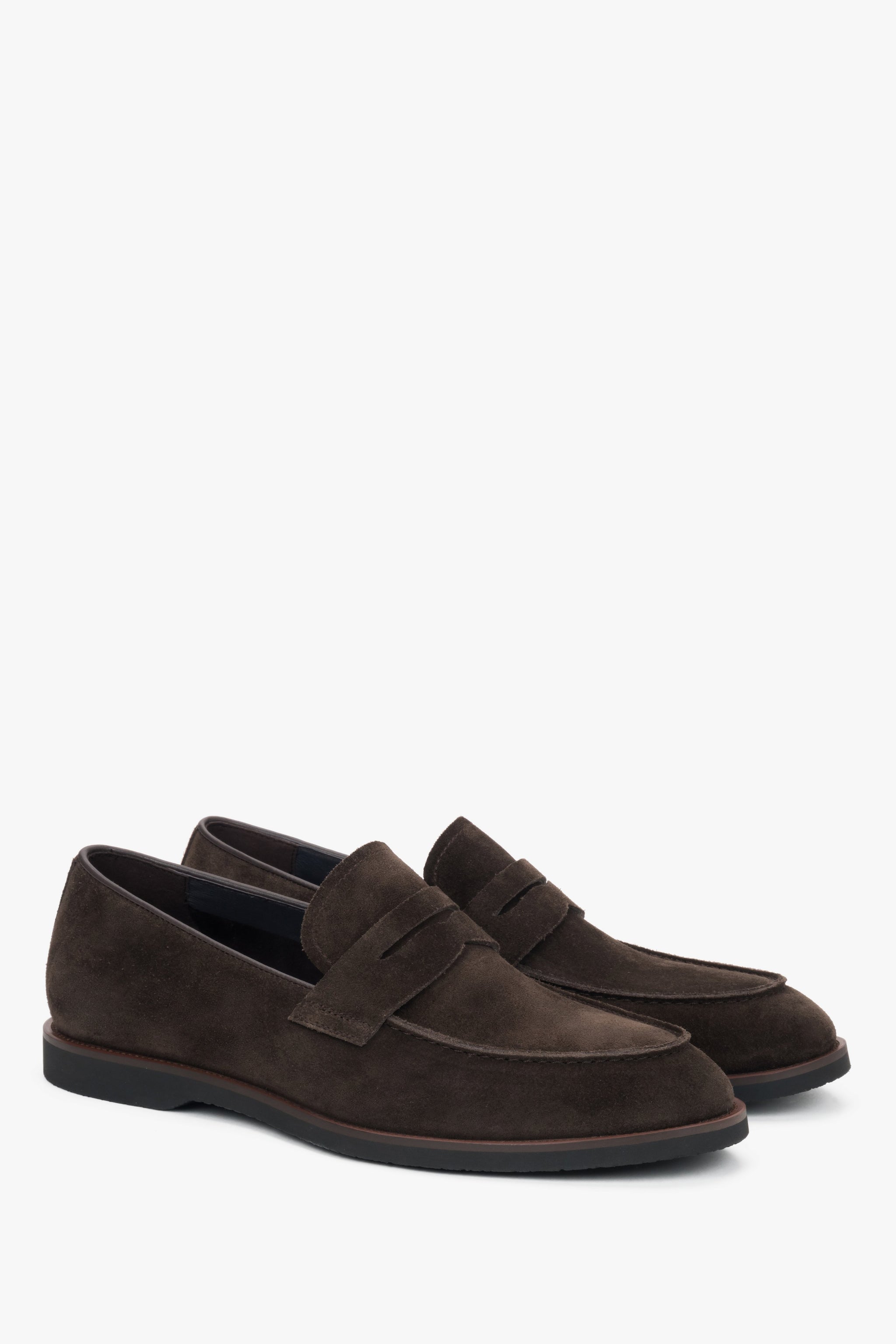 Miękkie ciemnobrązowe loafersy męskie z weluru naturalnego.