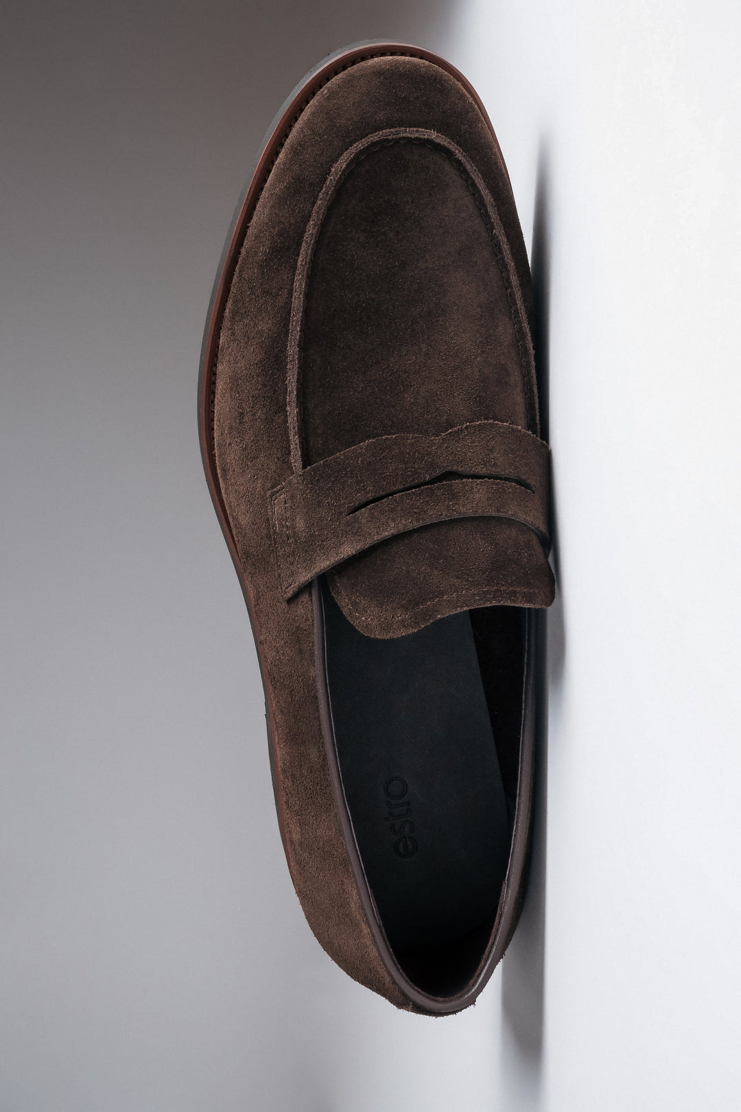 Miękkie ciemnobrązowe loafersy męskie Estro, z weluru naturalnego.