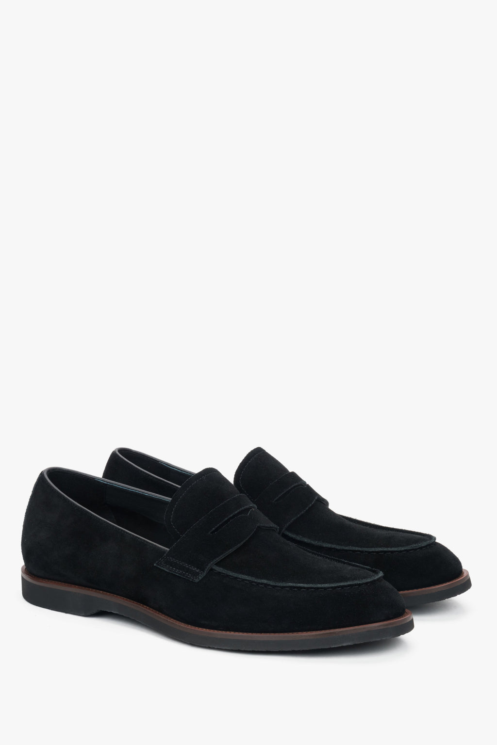 Miękkie czarne loafersy męskie z weluru naturalnego.