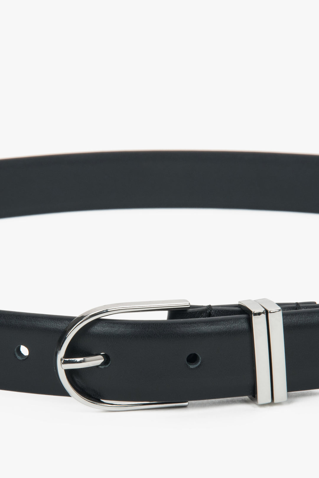 Minimalistyczny czarny pasek damski ze skóry naturalnej ze srebrnymi okuciami.