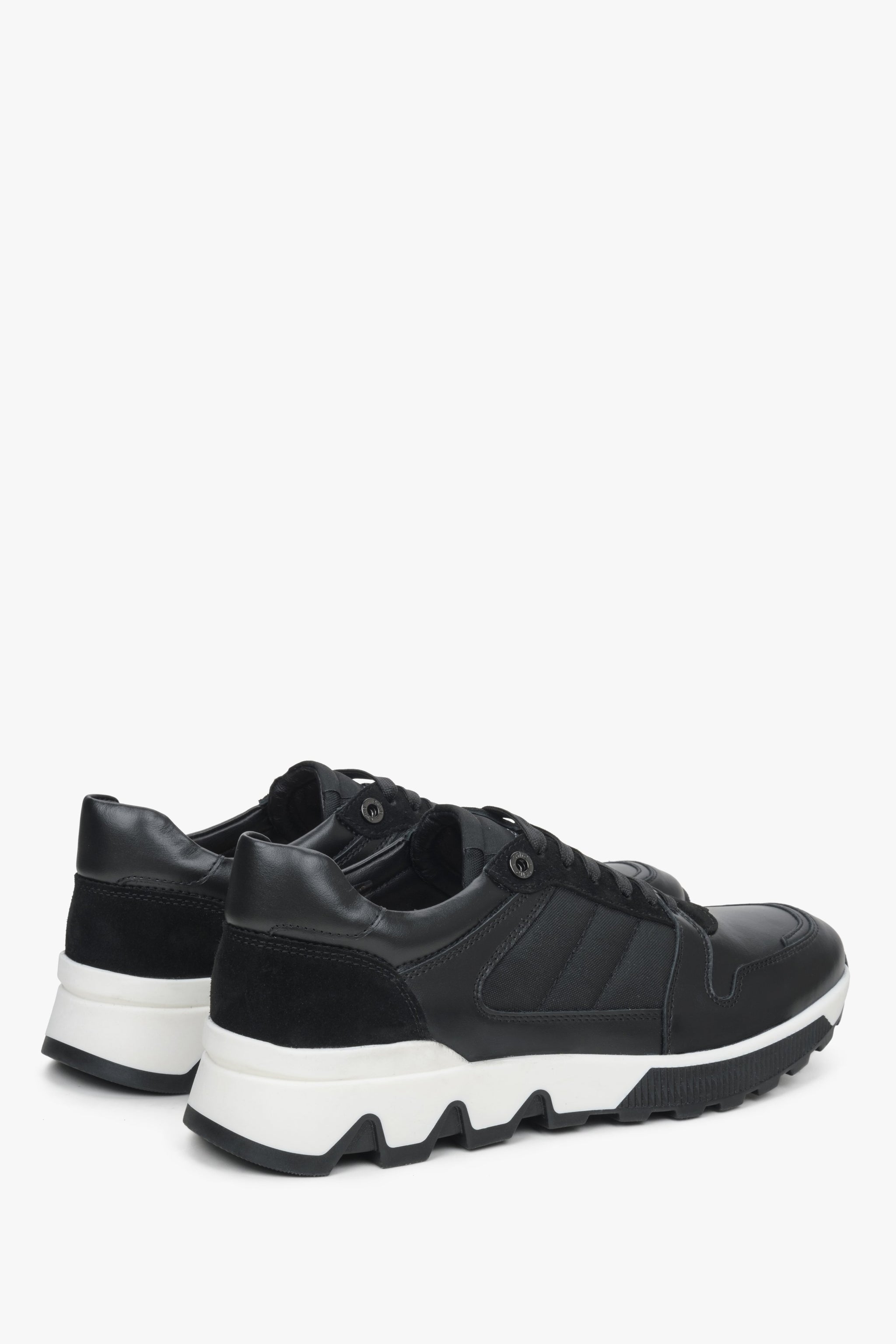 Sneakersy męskie w kolorze czarnym ze skóry i weuru Estro - zbliżenie na zapiętek i linię boczną buta.