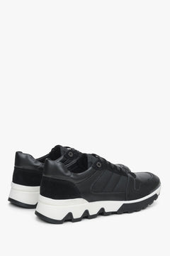 Sneakersy męskie w kolorze czarnym ze skóry i weuru Estro - zbliżenie na zapiętek i linię boczną buta.