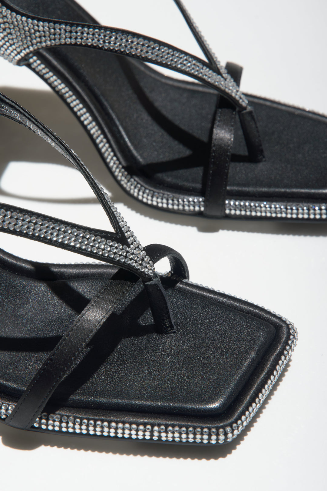 Czarne sandały na obcasie z kryształami Estro - zbliżenie na detale.