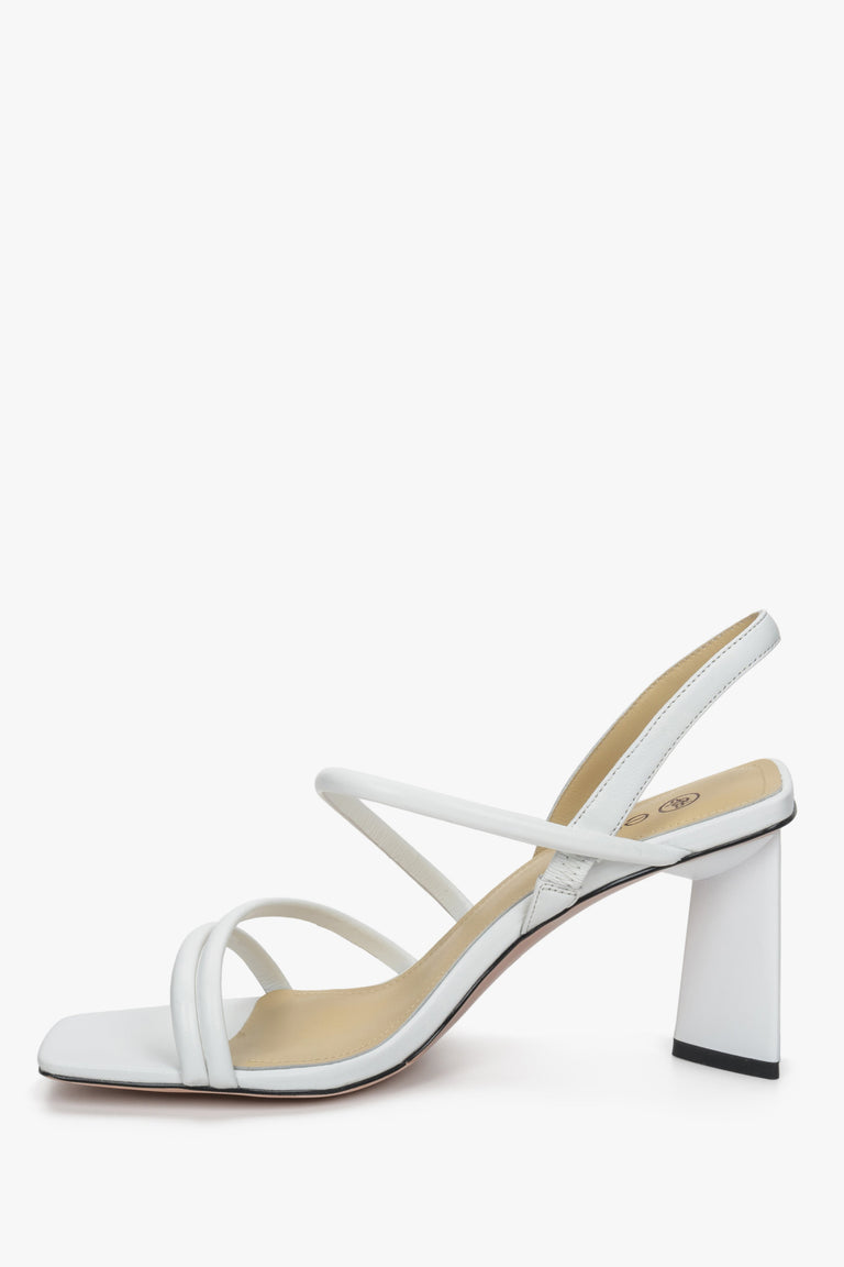 Damskie sandałki w kolorze białym z wysokogatunkowej, włoskiej skóry naturalnej z cienkich pasków - profil buta.