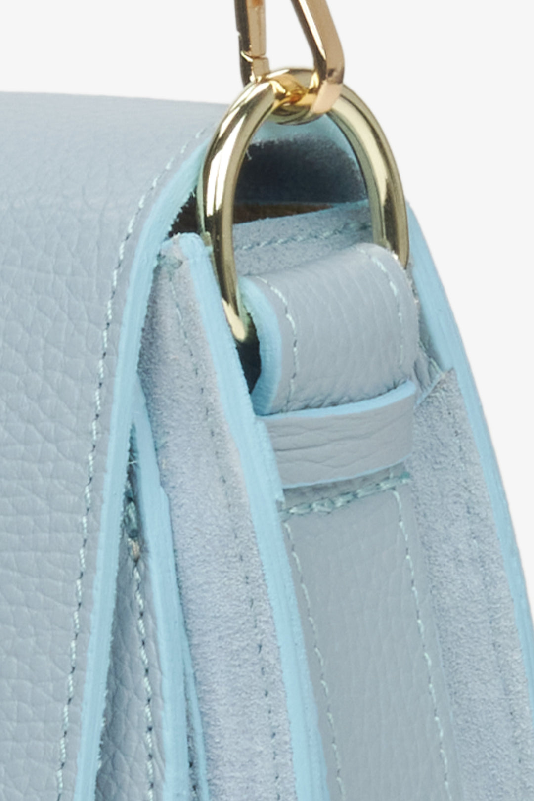 Niebieska skórzana torebka damska Estro w kształcie podkowy - zbliżenie na detal.