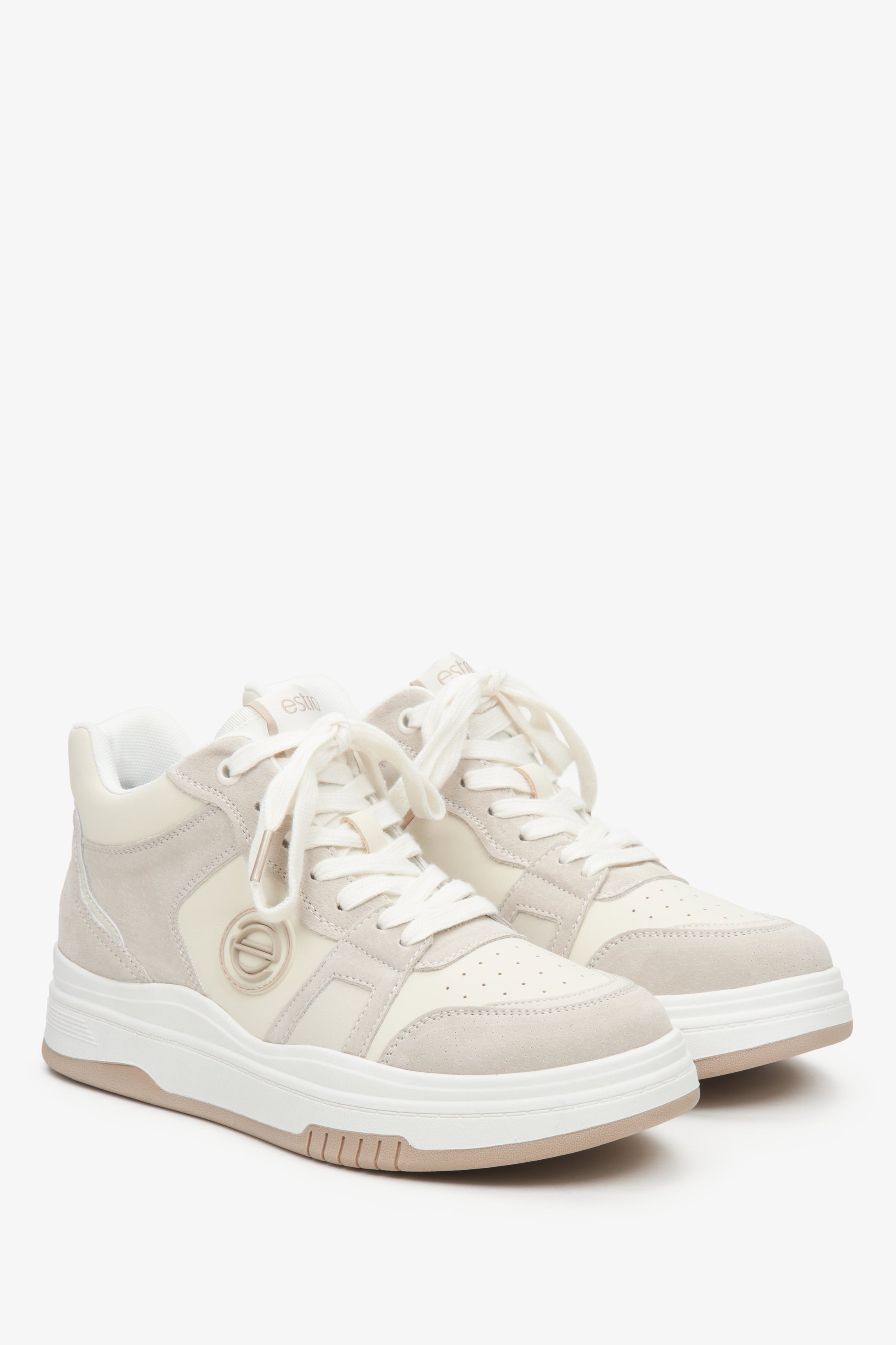 Wysokie skórzane sneakersy damskie Estro w kolorze beżowo-białym.