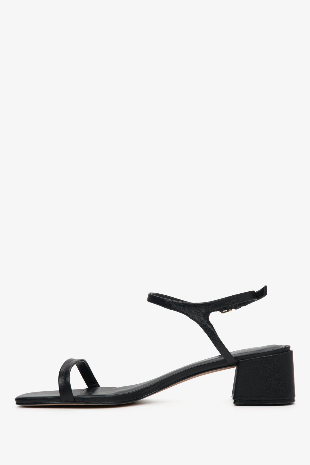 Wygodne sandały damskie na niskim obcasie ze skóry naturalnej w kolorze czarnym marki Estro - profil buta.