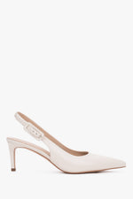 Mlecznobeżowe czółenka damskie typu slingback ze skóry naturalnej na stabilnej szpilce Estro ER00119282.
