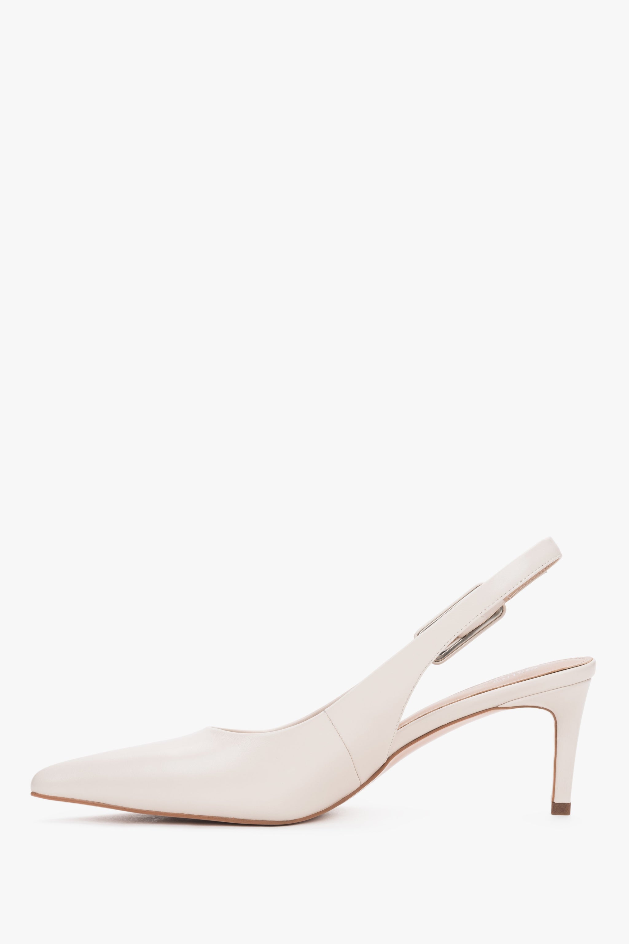 Damskie mlecznobeżowe czółenka typu slingback ze skóry naturalnej na stabilnej szpilce Estro.