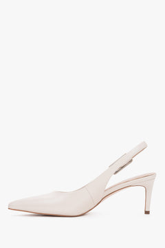 Damskie mlecznobeżowe czółenka typu slingback ze skóry naturalnej na stabilnej szpilce Estro.