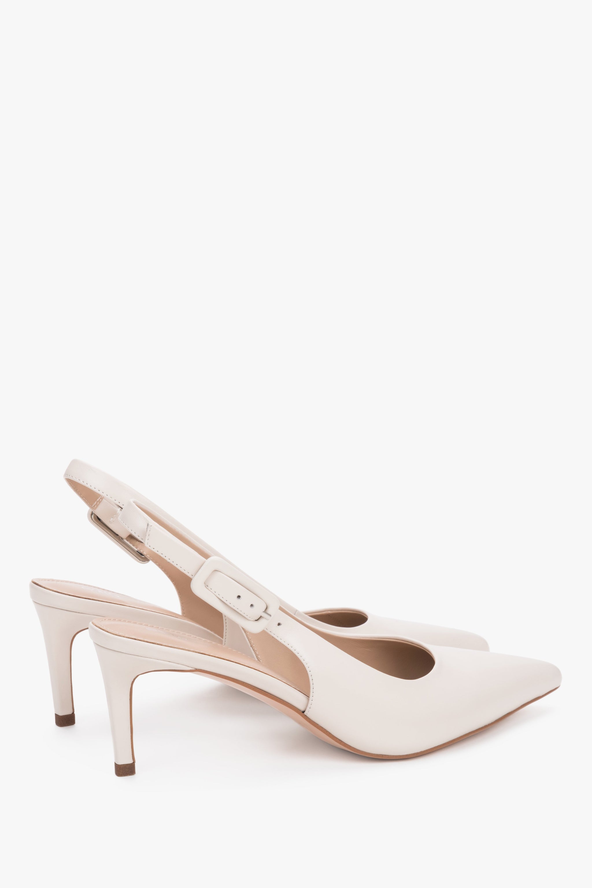 Ze skóry naturalnej, mlecznobeżowe czółenka damskie typu slingback na stabilnej szpilce Estro.