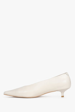 Damskie mlecznobeżowe pantofle na niskim obcasie kitten heel ze skóry naturalnej Estro.