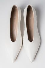 Mlecznobeżowe pantofle damskie na niskim obcasie kiten heel ze skóry naturalnej Estro ER00119754.